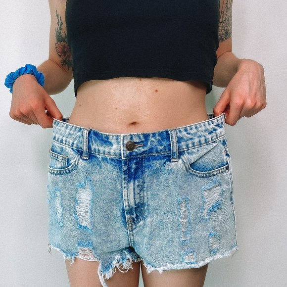 Forever21 Distressed Light Wash High Waisted Shorts - Picture 4 of 8